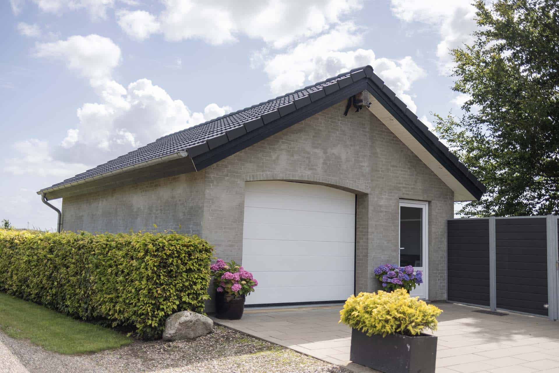 Der er en helt nybygget garage/carport.